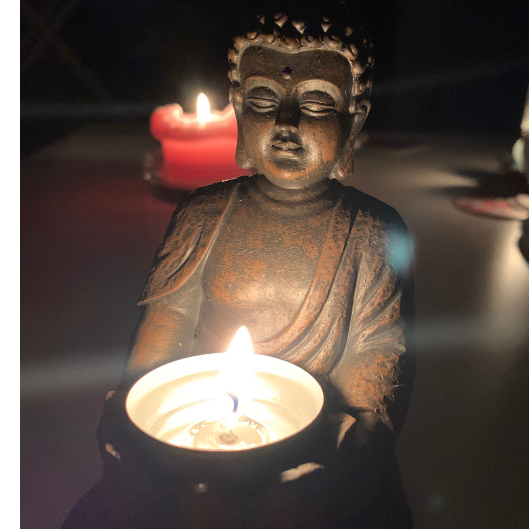 Buddha mit Teelichthalter – Symbol der Ruhe